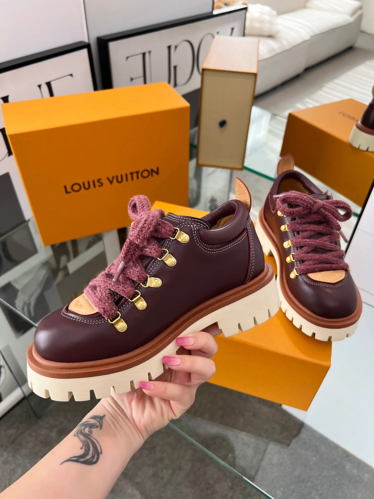 👟👟Ex-factory price 640👟👟 LV's new couple's thick-soled hiking shoes, your original custom-made large-soled shoe brand, giving the foot flexibility and freedom, a good pair of shoes to wear all summer. Fabric: First-layer imported calfskin, cowhide lining Size: 35-46 Welcome to send pictures to place orders